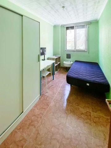 Carrer Pintor José Mongrell, Valencia, Valencian Community 46022 - Photo 3