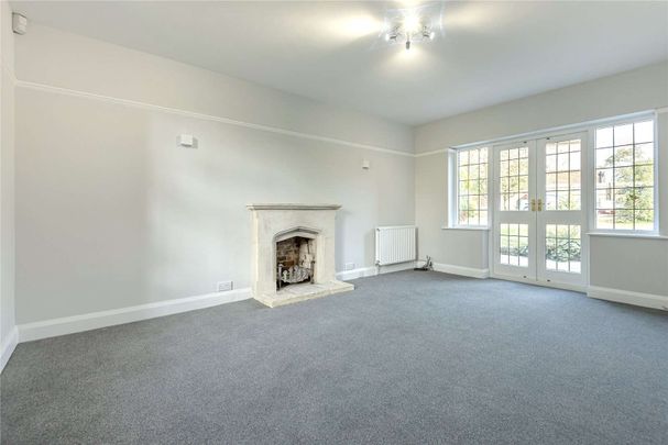 Beautifully presented 5 bedroom family home in popular southern part of town - Photo 1