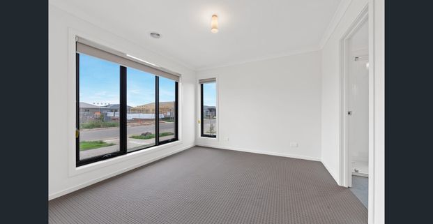 This Low Maintenance Property is Sure to Impress. - Photo 1