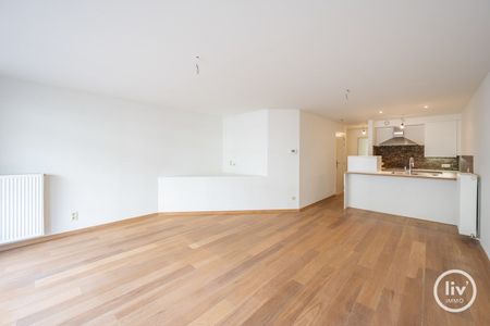 ONGEMEUBELD: Aangenaam recent appartement met 2 volwaardige slaapkamers op een zeer centrale ligging dichtbij de Lippenslaan en de zeedijk te Knokke. - Photo 2