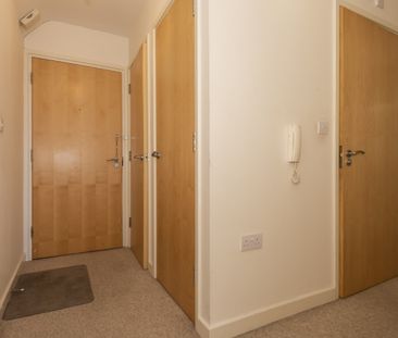 Purpose Built 1 Bedroom Top Floor Flat to Rent in Worthing - Photo 5