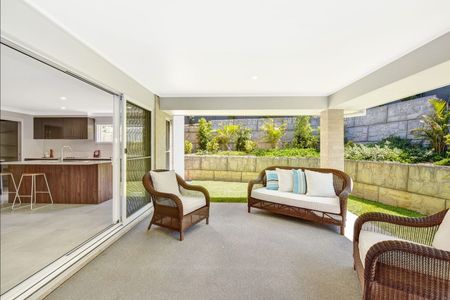 Beautifully Presented Home in Prime Crestwood Location - Photo 2