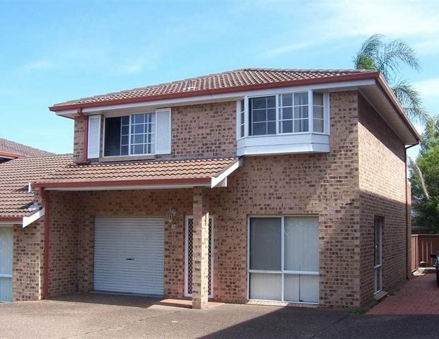 Three bedroom, two bathroom townhouse with single garage - Photo 1