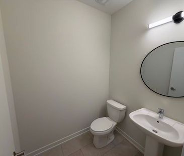 For Lease - 17 Victor Metcalf Lane, Richmond Hill, Ontario - Photo 5