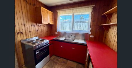 Comfortable 3-Bedroom Home in a Convenient Location! - Photo 4