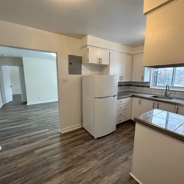 3 1/2 RÉNOVÉS, CHAUFFAGE EAU CHAUDE INCLUS, PRES UDEM, HEC, POLY, HOPITAUX - Photo 1