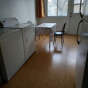 beau 3 1/2 meublé tt inclus métro joliette libre immédiatement - Photo 2