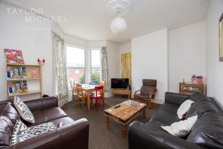 5 bedroom end of terrace house to rent - Photo 2