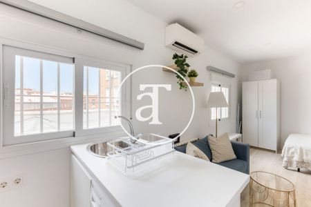 Monthly rental studio-style penthouse with bathroom in Chamartín - Photo 2
