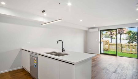 Modern 3 bedroom townhouse in Gulf Harbour - Photo 2