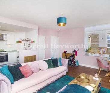 2 bedroom flat to rent - Photo 2