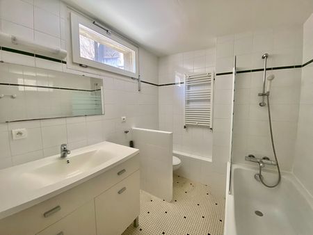 A LOUER - T2 LUMINEUX ET CALME AU PIED DE LA CATHEDRALE - Photo 5