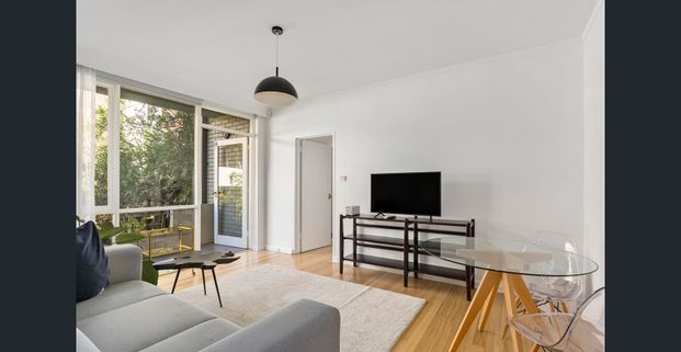 2 Bedroom Furnished Apartment In Beautiful Tree-lined Rockley Road! - Photo 1