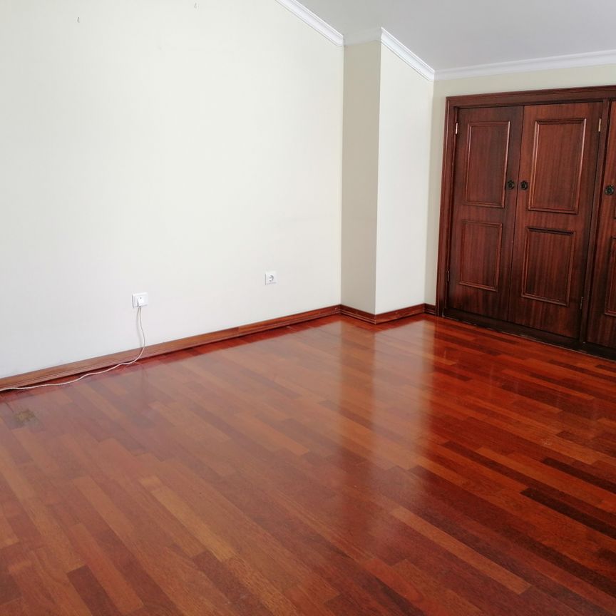 Apartamento T3 Duplex nas Barrocas, com boa exposição solar e com garagem fechada! - Foto 1