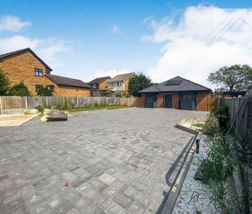 Friern Gardens, Wickford, SS12 - Photo 1