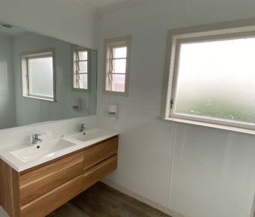 Low maintenance living close to Hamilton Central! - Photo 2