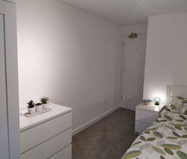 Fantastic indoor and outdoor social space, stylish bedrooms and off... - Photo 1