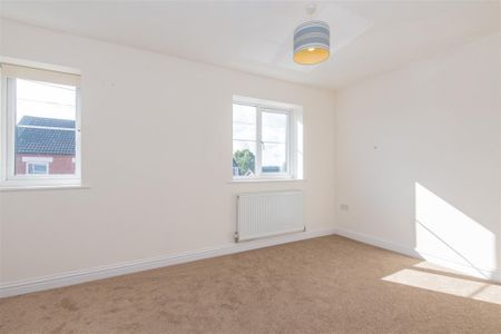 3 bed House - Detached To Let - Photo 3
