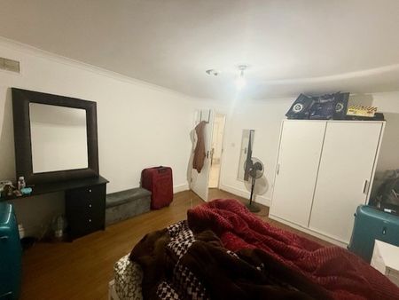 4 bed detached bungalow to rent in Copperfield Avenue, Uxbridge, UB8 - Photo 4