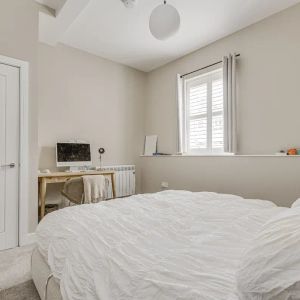 2 bedroom flat in London - Photo 2