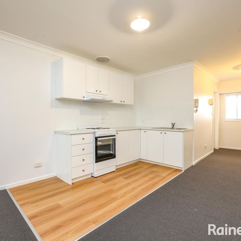 freshly renovated- Available 13.10.25 - Photo 1