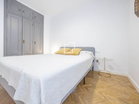 Pleasant 2-bedroom penthouse with terrace for rent in Pla del Real - Photo 3