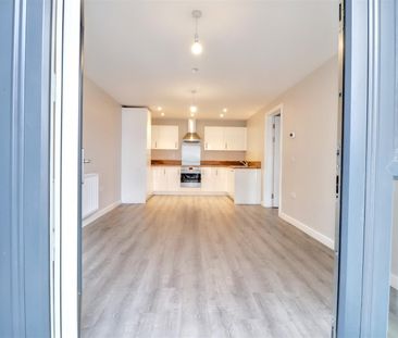 2 Bedroom Flat / Apartment to let - Photo 5