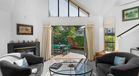 Beautiful family home - Photo 3