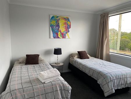 5 BEDROOMS TOWNHOUSE WITH 2 ENSUITES - Photo 2