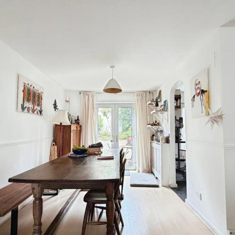 A spacious three bedroom end of terrace home with two double bedrooms, a further single room, large living/dining area, separate kitchen and a lovely private garden. - Photo 1
