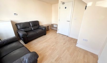 Spacious 4-Bedroom House in Prime Location for Students or Sharers - Photo 2