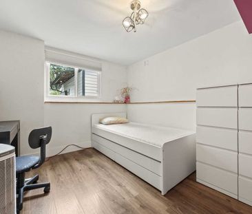 300 10th Avenue apartment — New Westminster, BC (5-Bedroom) - 5 Bedroom - Photo 3