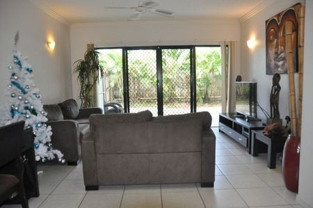 Spacious Unfurnished 2 Bed 2 Bath Apartment with Private Yard - Photo 4