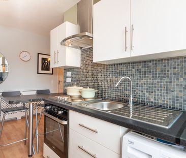 1 Bed Flat, Park Grove Road, E11 - Photo 6