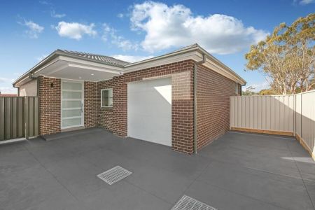NEAR NEW FREESTANDING VILLA - Photo 5