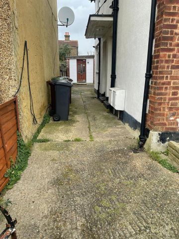 2 bedroom maisonette to rent - Photo 2