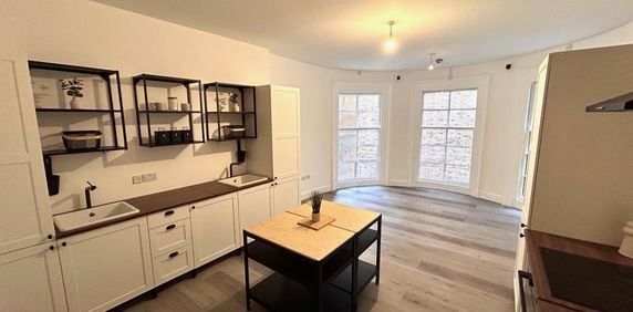 1 bedroom in a flat share to rent - Photo 2