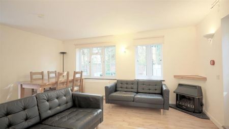 4 bedroom flat to rent - Photo 2