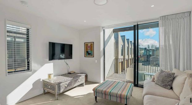 Architectural Inner-City 3 Bedroom Townhouse - Worcester Terraces - Photo 1