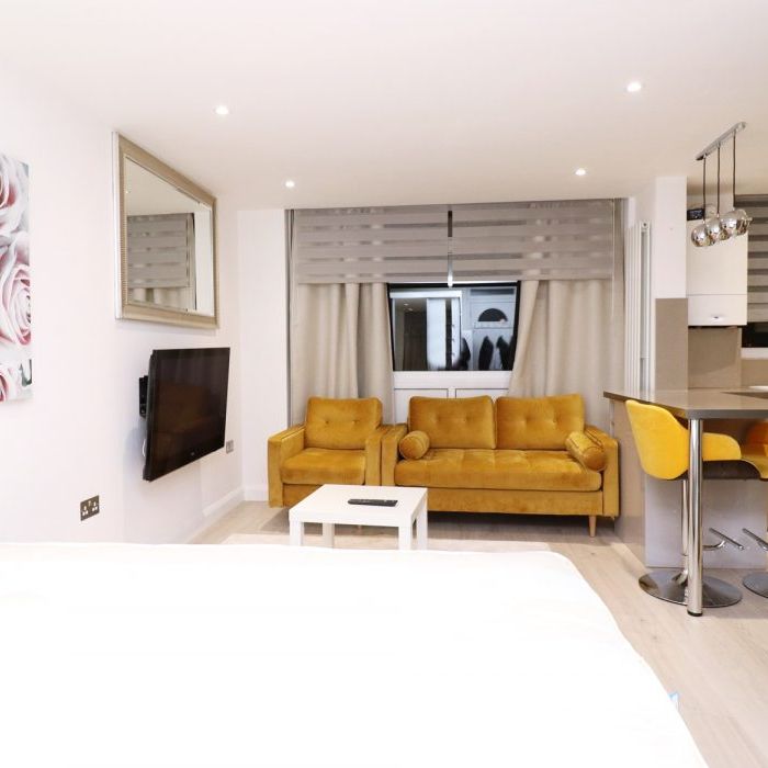 Gardner Close, Wanstead, London E11 - Photo 1