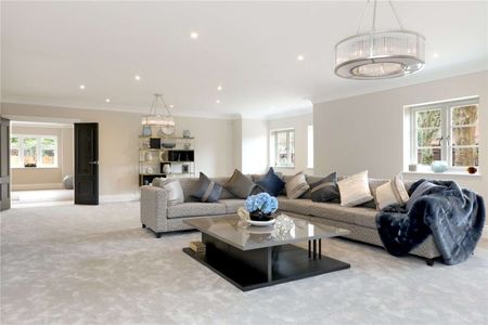 An truly outstanding new build detached home situated on one of the best roads in Beaconsfield. - Photo 4