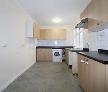 2 Bedroom Flat - Above Shop To Let - Photo 5