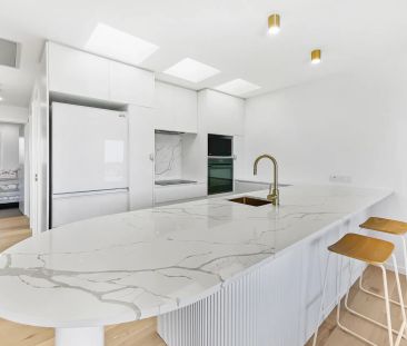 Fully Furnished Modern Luxe Top Floor Apartment with Ocean Views - Photo 1