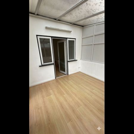 Room in a Shared Flat, North Circular Road, NW2 - Photo 4