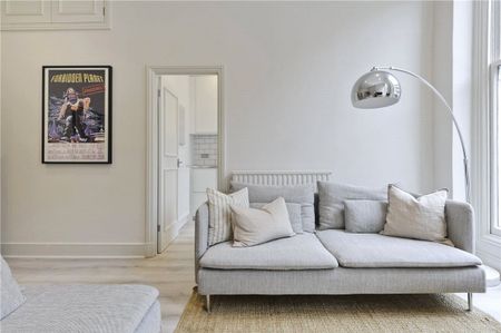 Spacious one bedroom flat situated on the first floor of a period conversion just moments from Marylebone High Street. Benefits from impressive high ceilings, modern finish throughout and all wood floors. - Photo 2