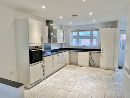 3 bedroom Three Bedroom House to rent - Photo 5