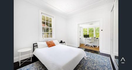 Top Floor Spacious Renovated Art Deco Apartment - Photo 3