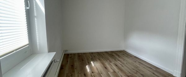 ++ ALTBAULIEBE ++ Erstklassige Wohnung mit Balkon und Einbauküche in gehobener Lage ++ - Photo 1