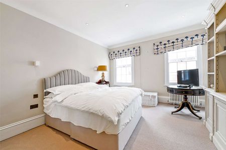 A beautifully presented, furnished, four bedroom home with wonderful Long Walk views on sought after Park Street. - Photo 3