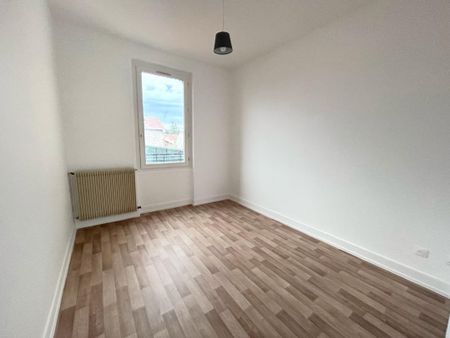 Location Appartement 4 pièces 80m² RIORGES 42153 - Photo 4